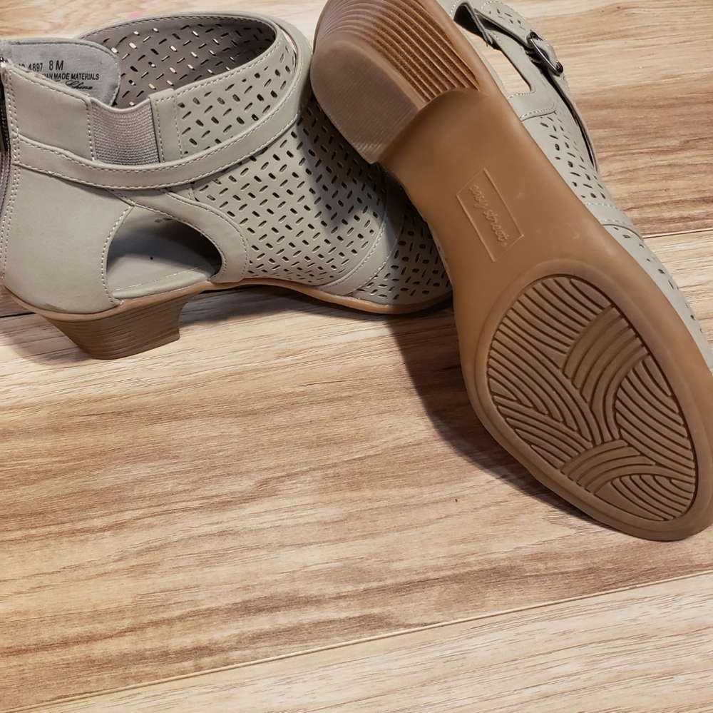 Easy Street Carrigan Vegan Leather Grey Sandal Size 8 Peep Toe Back Zipper - Picture 3 of 4